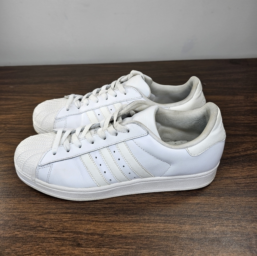 White Women's Classic Low-Top Sneakers